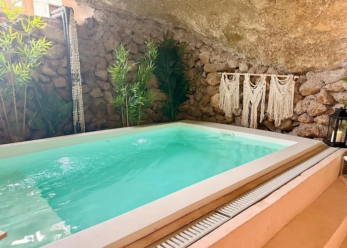 Cueva Thalia - Luxury Cave With Heated Indoor Pool And Garden Ferienhaus *