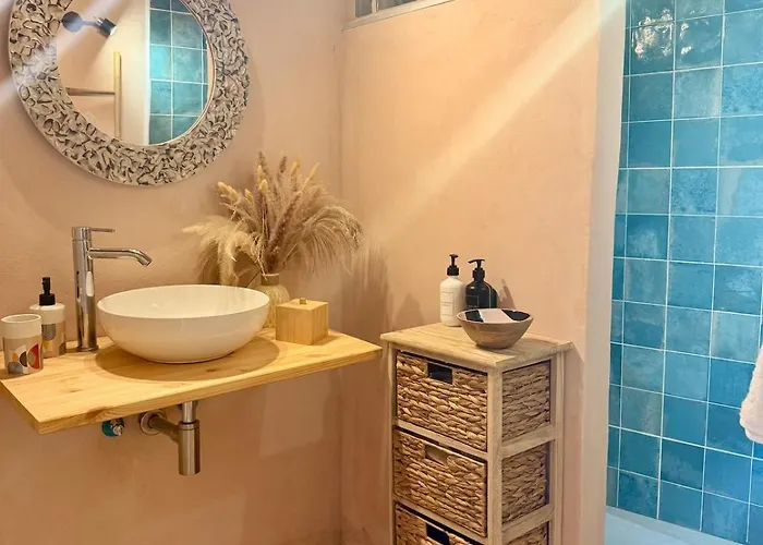 Semesterbostad Cueva Thalia - Luxury Cave With Heated Indoor Pool And Garden San Miguel de Abona