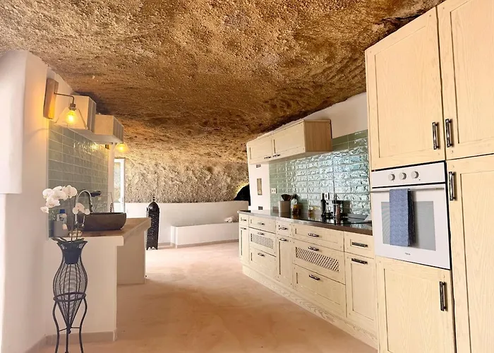 Cueva Thalia - Luxury Cave With Heated Indoor Pool And Garden San Miguel de Abona