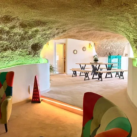 Vakantiehuis Cueva Thalia - Luxury Cave With Heated Indoor Pool And Garden
