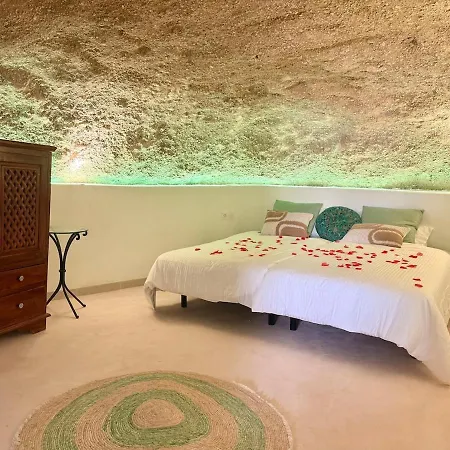Vakantiehuis Cueva Thalia - Luxury Cave With Heated Indoor Pool And Garden