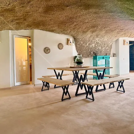 Vakantiehuis Cueva Thalia - Luxury Cave With Heated Indoor Pool And Garden