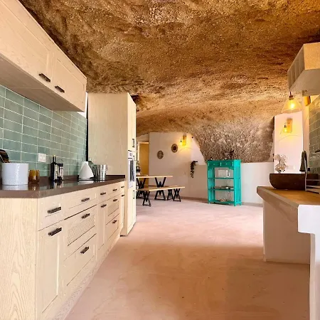 Vakantiehuis Cueva Thalia - Luxury Cave With Heated Indoor Pool And Garden San Miguel de Abona