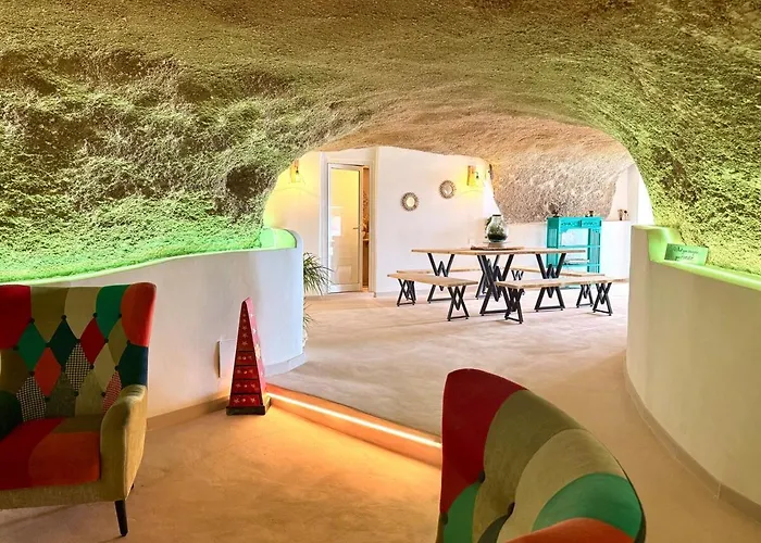 Vakantiehuis Cueva Thalia - Luxury Cave With Heated Indoor Pool And Garden