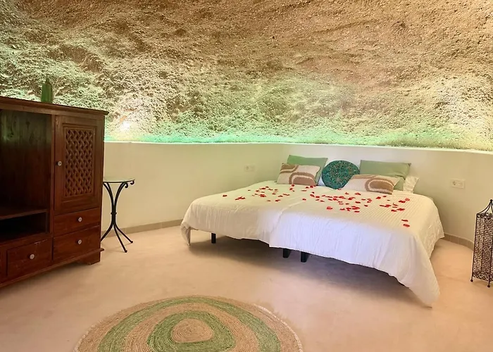 Vakantiehuis Cueva Thalia - Luxury Cave With Heated Indoor Pool And Garden