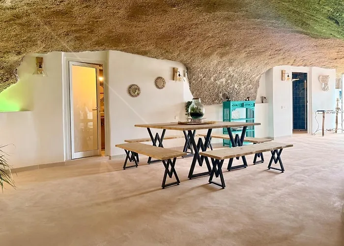 Vakantiehuis Cueva Thalia - Luxury Cave With Heated Indoor Pool And Garden