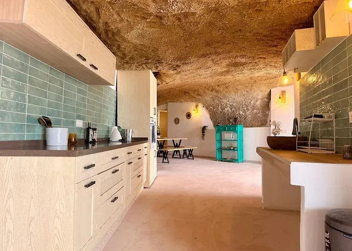 Vakantiehuis Cueva Thalia - Luxury Cave With Heated Indoor Pool And Garden San Miguel de Abona