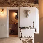 Vakantiehuis Cueva Thalia - Luxury Cave With Heated Indoor Pool And Garden