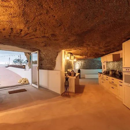 Cueva Thalia - Luxury Cave With Heated Indoor Pool And Garden *
